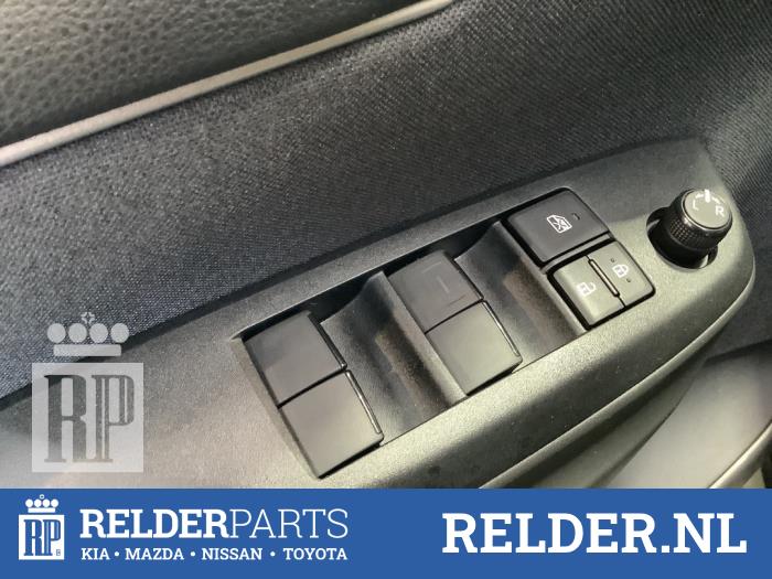 Usados Interruptor de ventanilla eléctrica Toyota Yaris IV (P21/PA1/PH1) 1.5 12V Hybrid 115 Precio € 75,00 Norma de margen ofrecido por Relder Parts B.V.