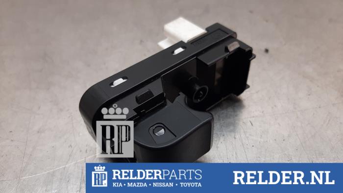 Usados Interruptor de ventanilla eléctrica Mazda CX-3 (DJ/DK) 2.0 SkyActiv-G 121 Precio € 35,00 Norma de margen ofrecido por Relder Parts B.V.