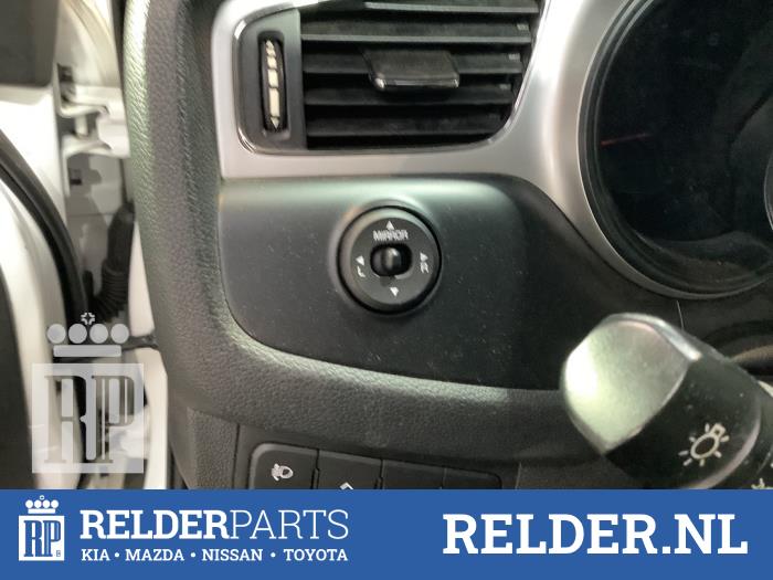 Usados Interruptor de retrovisor Kia Cee'd (JDB5) 1.4 CRDi 16V Precio € 25,00 Norma de margen ofrecido por Relder Parts B.V.