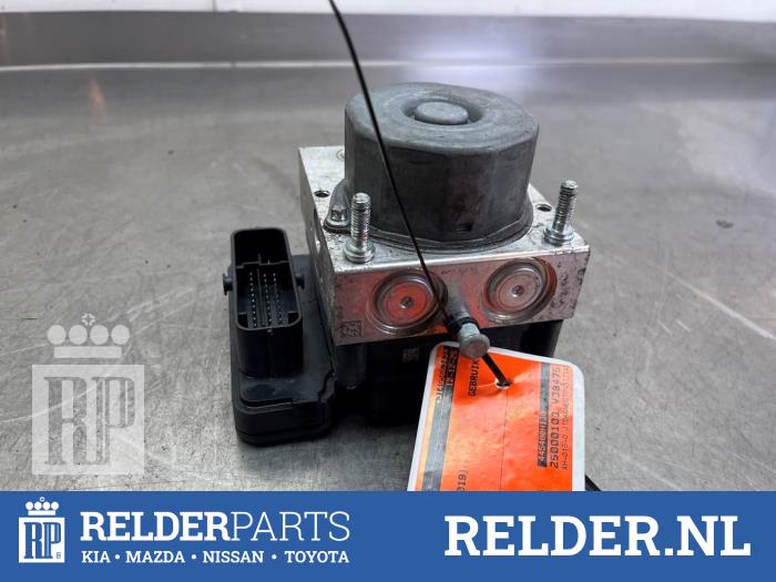 Usagé Ordinateur ABS Toyota Aygo (B40) 1.0 12V VVT-i Prix € 75,00 Règlement à la marge proposé par Relder Parts B.V.