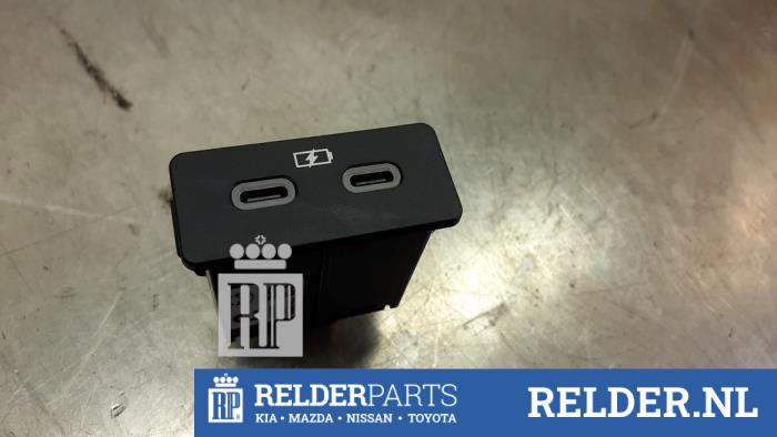 Begagnade USB-modul Mazda CX-60 (KH) 2.5 e-SkyActiv PHEV Pris € 75,00 Marginaltabell erbjuds av Relder Parts B.V.