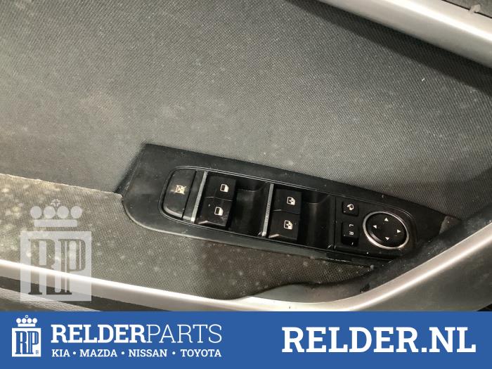 Usados Interruptor de ventanilla eléctrica Kia Ceed Sportswagon (CDF) 1.0i T-GDi 12V Precio € 45,00 Norma de margen ofrecido por Relder Parts B.V.