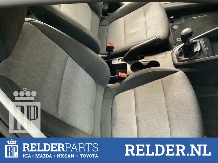 Używane Fotel prawy Kia Stonic (YB) 1.0i T-GDi 12V Eco-Dynamics+ Cena € 125,00 Procedura marży oferowane przez Relder Parts B.V.