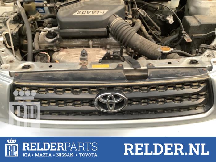 Używane Grill Toyota RAV4 (A2) 2.0 16V VVT-i 4x4 Cena € 50,00 Procedura marży oferowane przez Relder Parts B.V.