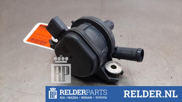 Usagé Pompe à eau Toyota Corolla Cross Prix € 75,00 Règlement à la marge proposé par Relder Parts B.V.