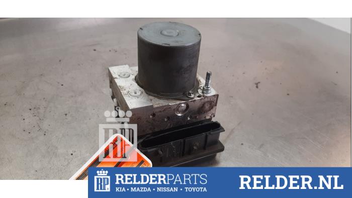 Używane Pompa ABS Toyota Aygo (B10) 1.0 12V VVT-i Cena € 75,00 Procedura marży oferowane przez Relder Parts B.V.