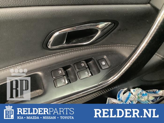 Usados Interruptor de ventanilla eléctrica Kia Cee'd Sportswagon (JDC5) 1.0i T-GDi 12V 120 Precio € 50,00 Norma de margen ofrecido por Relder Parts B.V.