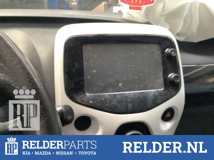 Begagnade Innerdisplay Toyota Aygo (B40) 1.0 12V VVT-i Pris € 100,00 Marginaltabell erbjuds av Relder Parts B.V.