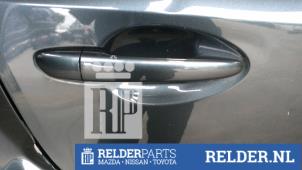 Używane Uchwyt drzwi prawych tylnych wersja 4-drzwiowa Mazda 2 (DE) 1.3 16V S-VT Cena € 20,00 Procedura marży oferowane przez Relder Parts B.V.