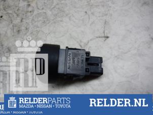 Usados Interruptor de luz de pánico Nissan Juke (F15) 1.5 dCi Precio € 10,00 Norma de margen ofrecido por Relder Parts B.V.