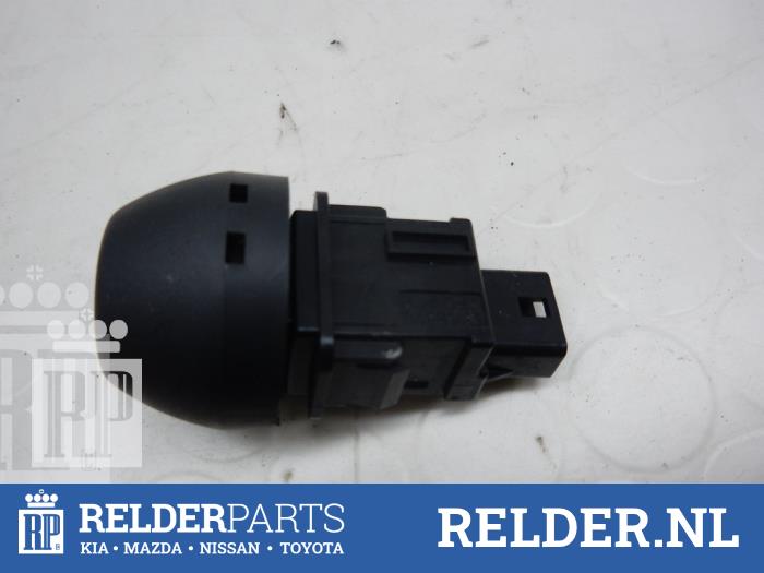 Usagé Commodo Toyota RAV4 (A3) 2.2 D-CAT 16V 4x4 Prix € 23,00 Règlement à la marge proposé par Relder Parts B.V.