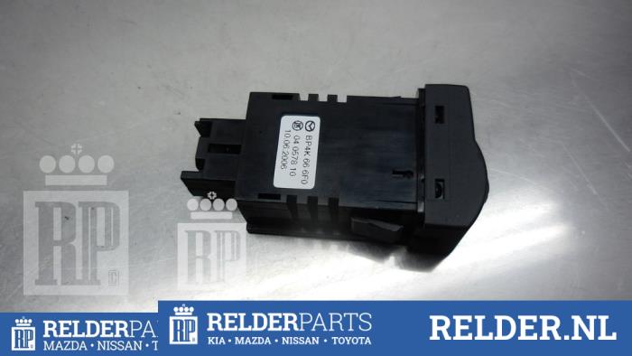 Usados Interruptor Mazda 3 Sport (BK) 1.6 CiTD 16V Precio € 23,00 Norma de margen ofrecido por Relder Parts B.V.