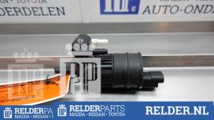 Używane Pompa spryskiwacza przód Nissan Almera (N16) 1.8 16V Cena € 23,00 Procedura marży oferowane przez Relder Parts B.V.