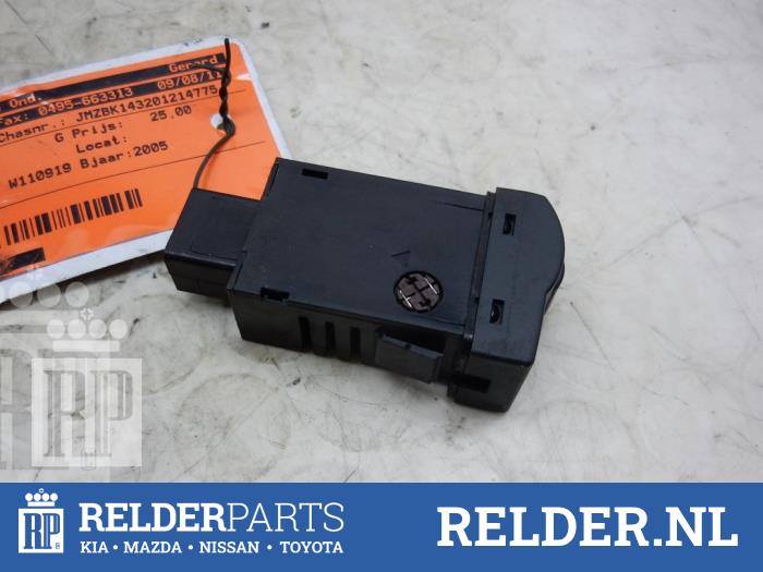 Usados Interruptor Mazda 3 (BK12) 1.6 MZ-CD 16V Precio € 23,00 Norma de margen ofrecido por Relder Parts B.V.