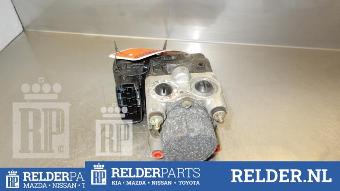 Używane Pompa ABS Toyota Previa (R3) 2.0 D-4D 16V Cena € 68,00 Procedura marży oferowane przez Relder Parts B.V.