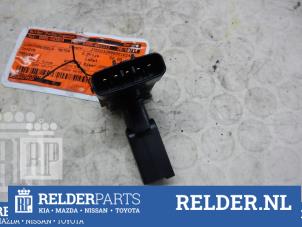 Luftmengenmesser van een Toyota Previa (R3) 2.0 D-4D 16V 2003