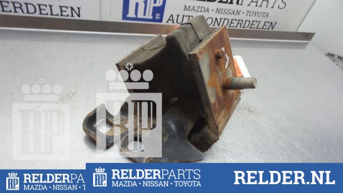 Engine mount from a Nissan Navara (D40) 2.5 dCi 16V 4x4 2007