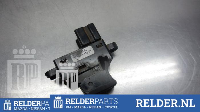 Usados Interruptor de ventanilla eléctrica Nissan Navara (D40) 2.5 dCi 16V 4x4 Precio € 23,00 Norma de margen ofrecido por Relder Parts B.V.