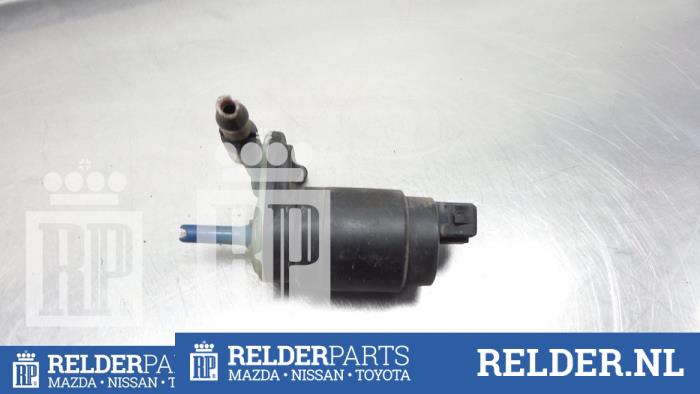 Windscreen washer pump from a Nissan Primera (P12) 2.2 dCi 16V 2005