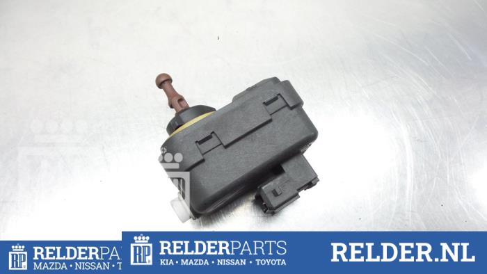 Używane Silnik reflektora Nissan Micra (K12) 1.2 16V Cena € 23,00 Procedura marży oferowane przez Relder Parts B.V.