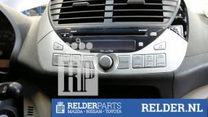 Używane Radioodtwarzacz CD Nissan Pixo (D31S) 1.0 12V Cena € 40,00 Procedura marży oferowane przez Relder Parts B.V.