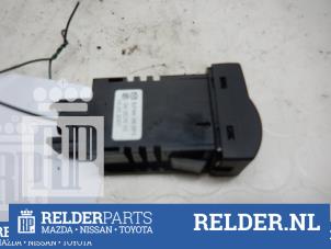 Usados Interruptor faro lhv Mazda 3 (BK12) 1.6 MZ-CD 16V Precio € 18,00 Norma de margen ofrecido por Relder Parts B.V.