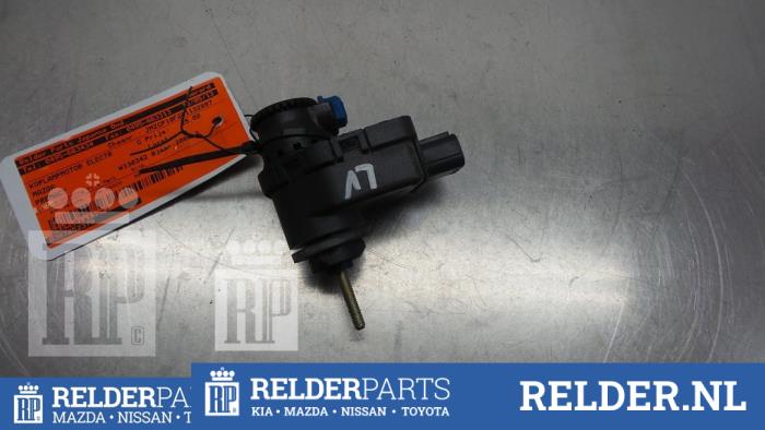 Używane Silnik reflektora Mazda Premacy 1.8 16V Cena € 23,00 Procedura marży oferowane przez Relder Parts B.V.
