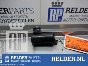 Używane Pompa spryskiwacza przód Mazda MX-5 (NB18/35/8C) 1.6i 16V Cena € 23,00 Procedura marży oferowane przez Relder Parts B.V.