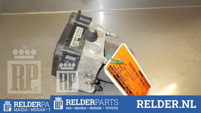 Usagé Ordinateur ABS Toyota Avensis (T25/B1D) 2.0 16V D-4D Prix € 75,00 Règlement à la marge proposé par Relder Parts B.V.