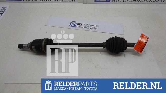 Front drive shaft, left from a Toyota Yaris (P1) 1.3 16V VVT-i 2004