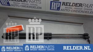 Gebrauchte Set Gasdämpfer Heckklappe Nissan Almera (N16) 2.2 Di 16V Preis € 27,00 Margenregelung angeboten von Relder Parts B.V.