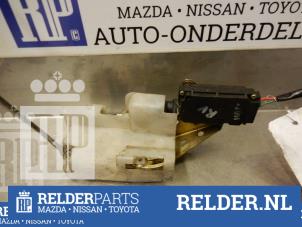 Używane Mechanizm blokady drzwi prawych wersja 2-drzwiowa Mazda 323 P (BA15) 1.5i 16V Cena € 45,00 Procedura marży oferowane przez Relder Parts B.V.