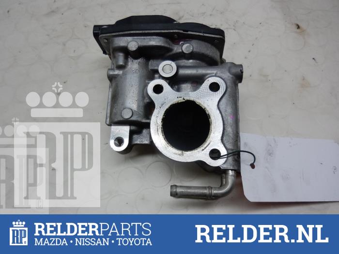 EGR valve from a Toyota Avensis Wagon (T27) 2.0 16V D-4D-F 2011