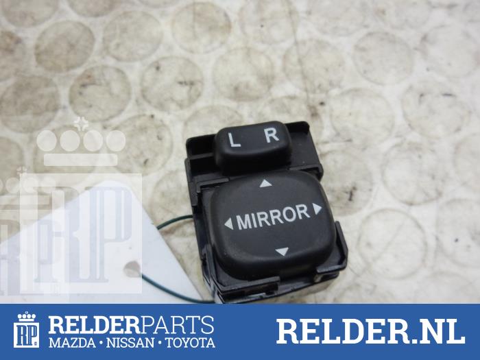 Mirror switch from a Toyota Corolla Verso (E12) 2.0 D-4D 16V 90 2003