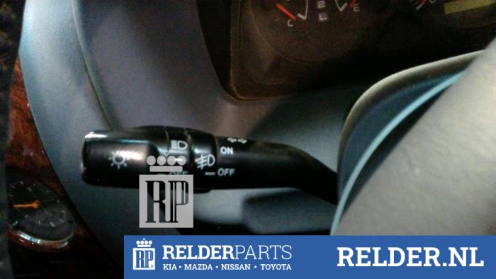 Używane Przelacznik kierunkowskazu Toyota Land Cruiser 90 (J9) 3.0 D-4D 16V Cena € 30,00 Procedura marży oferowane przez Relder Parts B.V.