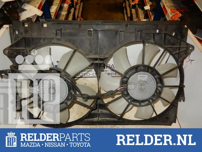 Cooling fans from a Toyota Corolla Verso (R10/11) 2.0 D-4D 16V 2005