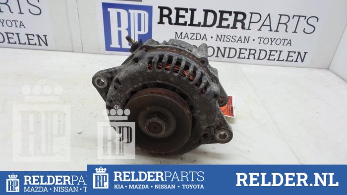 Dynamo van een Nissan Almera (N16) 2.2 Di 16V 2002