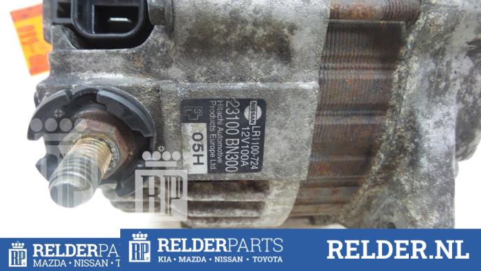 Dynamo van een Nissan Almera (N16) 2.2 Di 16V 2002