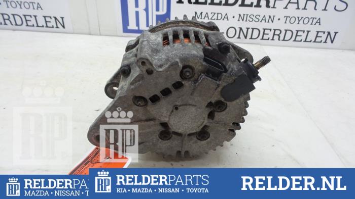 Dynamo van een Nissan Almera (N16) 2.2 Di 16V 2002