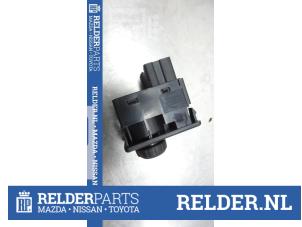 Używane Przelacznik lusterka Nissan Almera Tino (V10M) 1.8 16V Cena € 18,00 Procedura marży oferowane przez Relder Parts B.V.