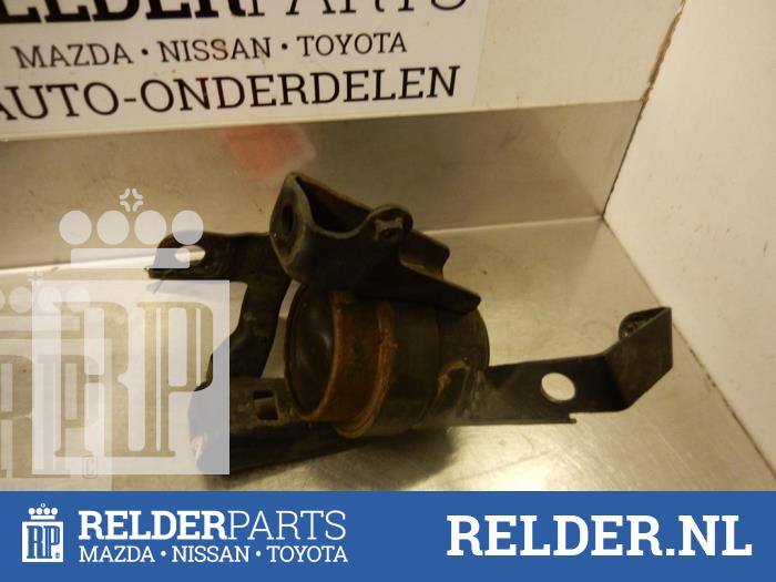 Engine mount from a Toyota Corolla Verso (R10/11) 2.2 D-4D 16V Cat Clean Power 2006