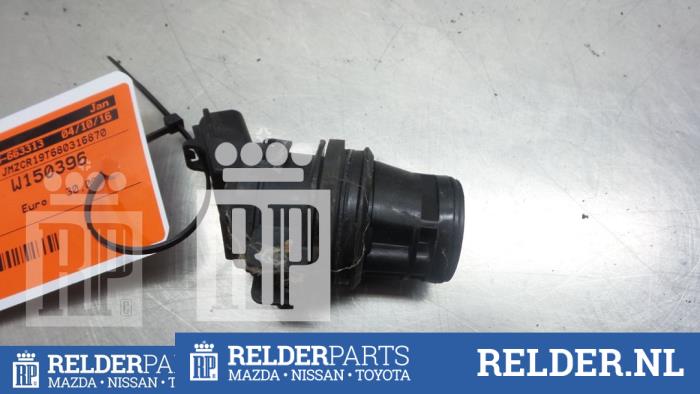 Windscreen washer pump from a Mazda 5 (CR19) 2.0 CiDT 16V Normal Power 2009