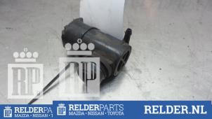 Usagé Pompe lave-glace avant Mazda 323 (BJ12) 2.0DTiD Prix € 23,00 Règlement à la marge proposé par Relder Parts B.V.