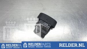 Usados Interruptor de calefactor luneta Nissan Kubistar (F10) 1.6 16V Precio € 23,00 Norma de margen ofrecido por Relder Parts B.V.