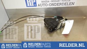 Gebrauchte Türschlossmechanik 4-türig rechts vorne Toyota RAV4 (A3) 2.0 16V VVT-i 4x4 Preis € 25,00 Margenregelung angeboten von Relder Parts B.V.