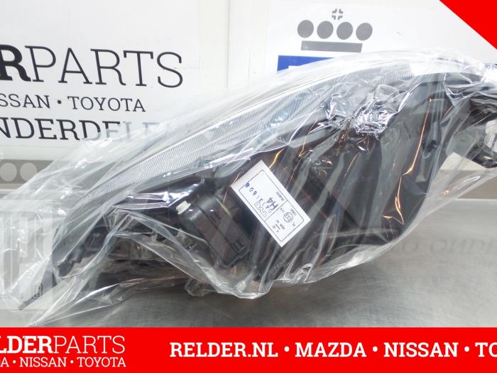 Phare gauche d'un Nissan Micra (K12) 1.6 16V 160 SR 2009