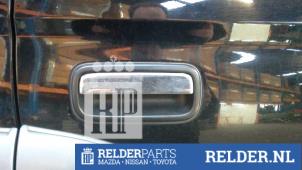 Używane Uchwyt drzwi prawych tylnych wersja 4-drzwiowa Toyota Land Cruiser 90 (J9) 3.0 TD Challenger Cena € 23,00 Procedura marży oferowane przez Relder Parts B.V.