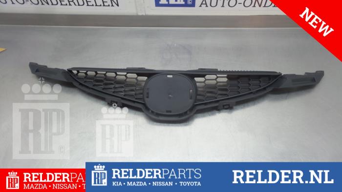 Nowe Grill Mazda 2 (DE) 1.3 16V S-VT Cena € 36,30 Z VAT oferowane przez Relder Parts B.V.