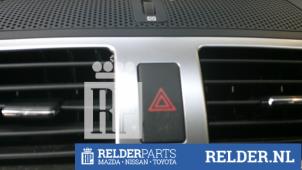 Usagé Bouton de warning Toyota Avensis (T27) 2.0 16V D-4D-F Prix € 10,00 Règlement à la marge proposé par Relder Parts B.V.