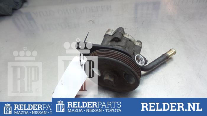Power steering pump from a Nissan Pathfinder (R51) 2.5 dCi 16V 4x4 2008
